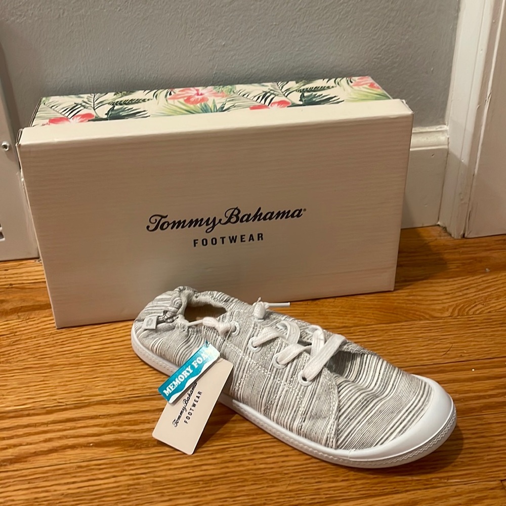 Tommy Bahama Woman’s Memory Foam Sneakers NWT & New in Box - Picture 2 of 4